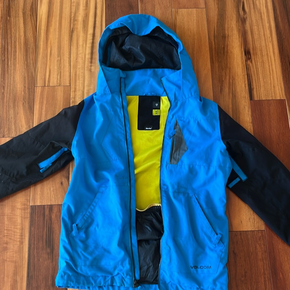 Volcom Boys medium snowboarding jacket.